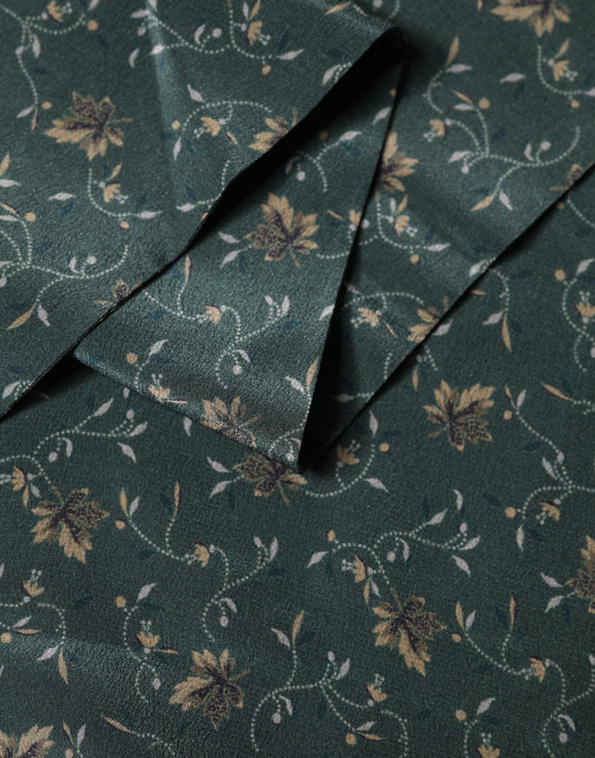 Green Silk Floral Pattern Fringed 135cm X 16cm  Scarf